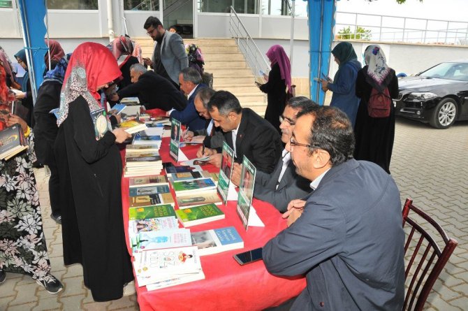 Akşehir Kitap Fuarı 12 yazarın imza günüyle sona erdi