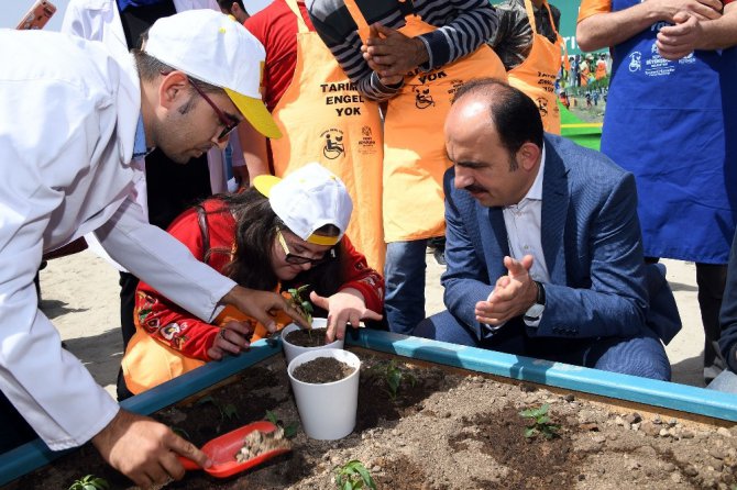 Başkan Altay, özel öğrencilerle fide dikti