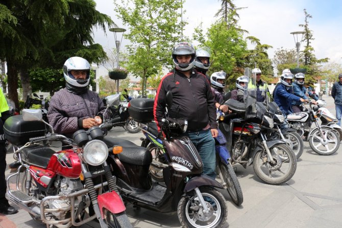 Konya’da motosiklet sürücülerine kask dağıtıldı