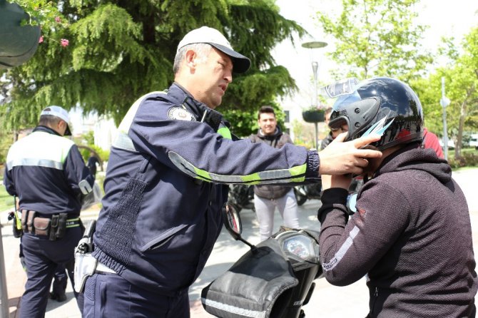 Konya’da motosiklet sürücülerine kask dağıtıldı