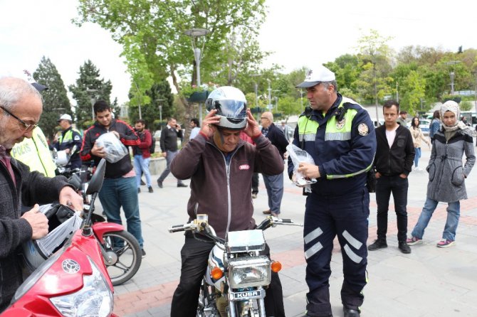 Konya’da motosiklet sürücülerine kask dağıtıldı