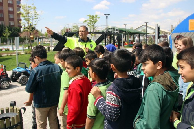 Çocuklar trafik kurallarını araba kullanarak öğreniyor