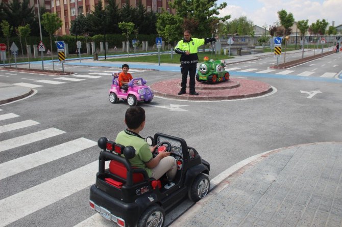 Çocuklar trafik kurallarını araba kullanarak öğreniyor