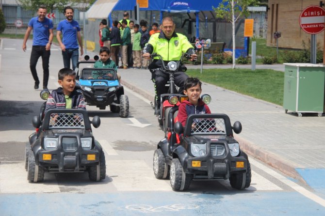 Çocuklar trafik kurallarını araba kullanarak öğreniyor