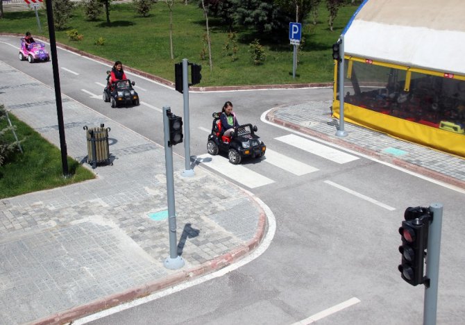 Çocuklar trafik kurallarını araba kullanarak öğreniyor