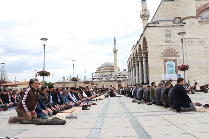 Konya’da Ramazan’ın ilk cuma namazında camiler doldu taştı