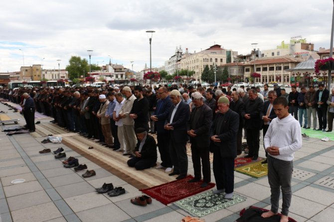 Konya’da Ramazan’ın ilk cuma namazında camiler doldu taştı