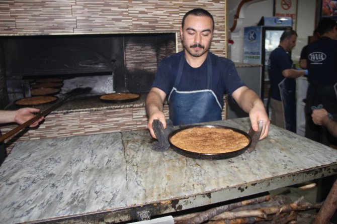 İftar ve sahur sofralarının vazgeçilmezi tahinli pide