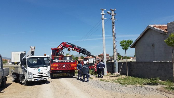 Elektrik direğinden düşen işçi hastanelik oldu