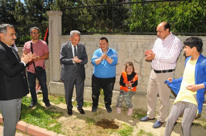 Akşehir’de engelli çocuklar fidan dikti