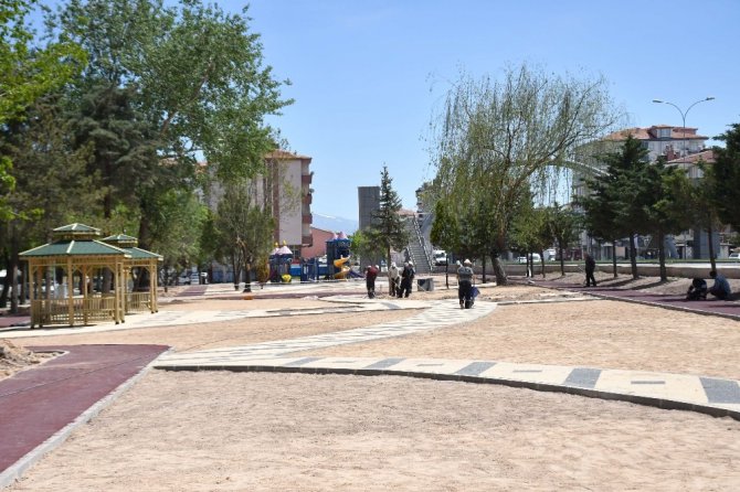 Aksaray Belediyesi parklarda peyzaj ve yenileme çalışmalarına hız verdi