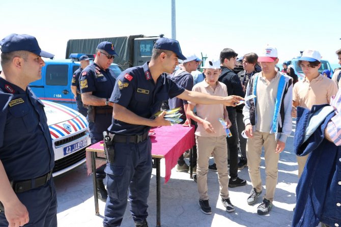 Jandarma teşkilatının gözbebeği eğitimli köpekler hayran bıraktı