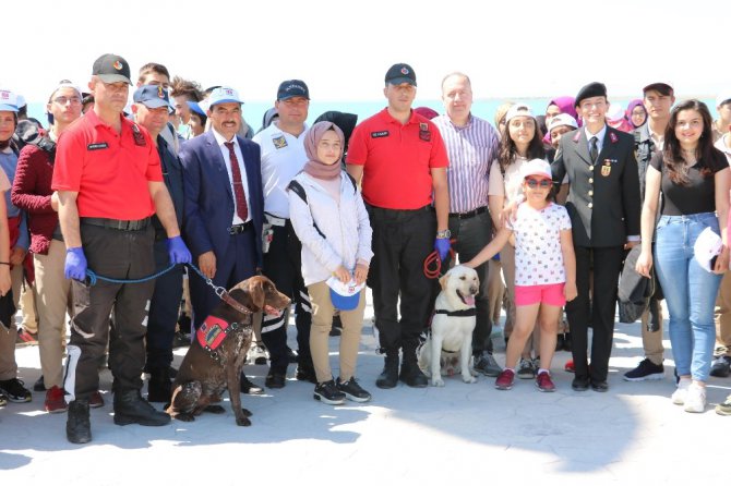 Jandarma teşkilatının gözbebeği eğitimli köpekler hayran bıraktı