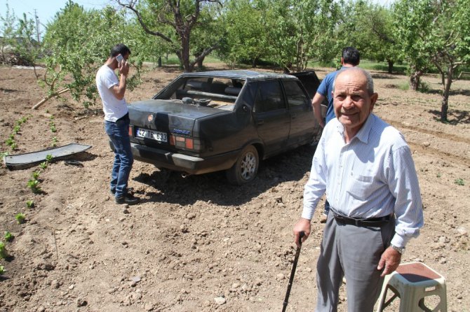 Elma bahçesinde ağaca çarpan otomobil devrildi: 3 yaralı