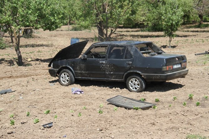 Elma bahçesinde ağaca çarpan otomobil devrildi: 3 yaralı