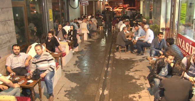 Konya’da iftardan sonra közde çay gelenek haline geldi