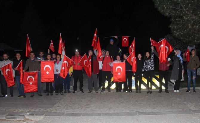 Beyşehir’de doğaseverler 19 Mayıs’ı gece yürüyüşüyle kutladı