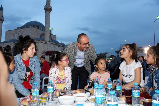 Konya’da ümmetin yetimleri kardeşlik iftarında buluştu