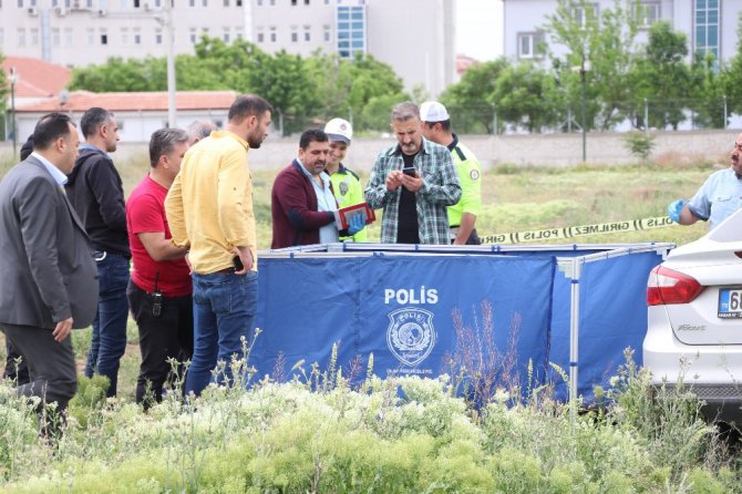 Boynuna ip bağlı genç duvara çarpmış otomobilde ölü bulundu