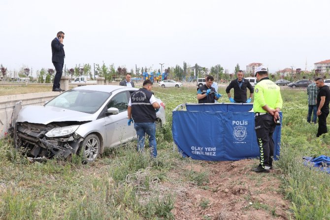 Boynuna ip bağlı genç duvara çarpmış otomobilde ölü bulundu