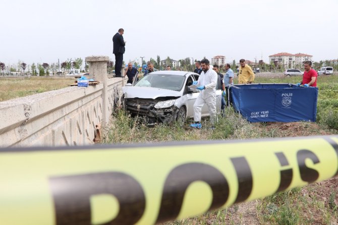 Boynuna ip bağlı genç duvara çarpmış otomobilde ölü bulundu