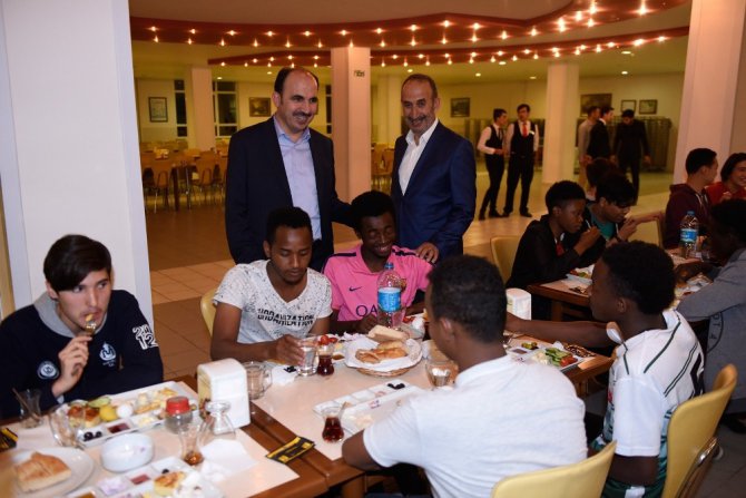 Başkan Altay, öğrencilerin sahur bereketine ortak oldu