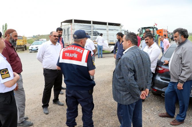 Aksaray’da ziraat odası traktör ve römorklara reflektör taktı