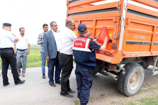 Aksaray’da ziraat odası traktör ve römorklara reflektör taktı