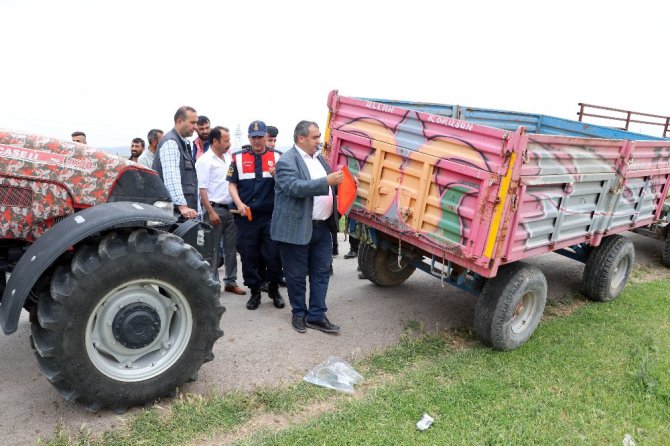 Aksaray’da ziraat odası traktör ve römorklara reflektör taktı