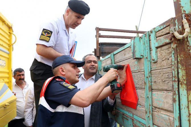 Aksaray’da ziraat odası traktör ve römorklara reflektör taktı