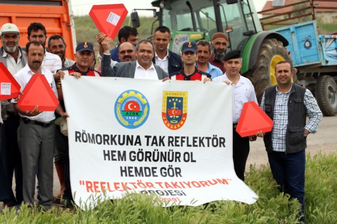 Aksaray’da ziraat odası traktör ve römorklara reflektör taktı