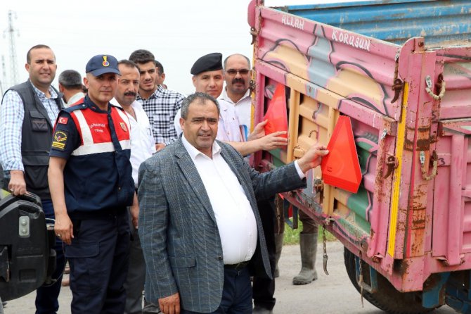 Aksaray’da ziraat odası traktör ve römorklara reflektör taktı