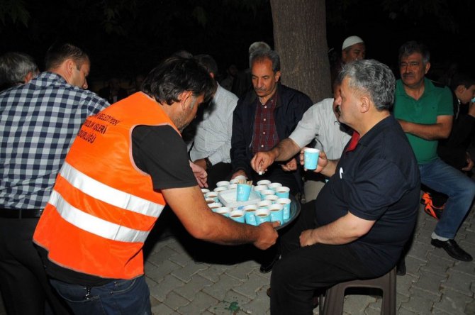 Akşehir Belediyesinin teravih sonrası közde çay ikramı sürüyor