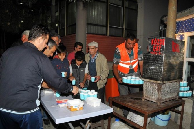 Akşehir Belediyesinin teravih sonrası közde çay ikramı sürüyor