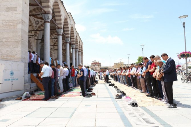 Ramazan’ın son cuma gününde camiler doldu taştı