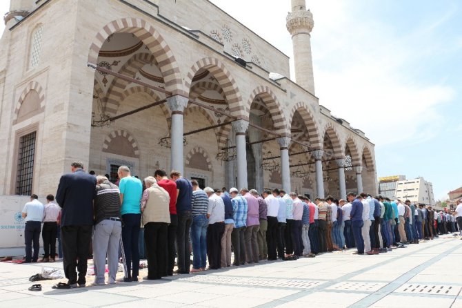 Ramazan’ın son cuma gününde camiler doldu taştı