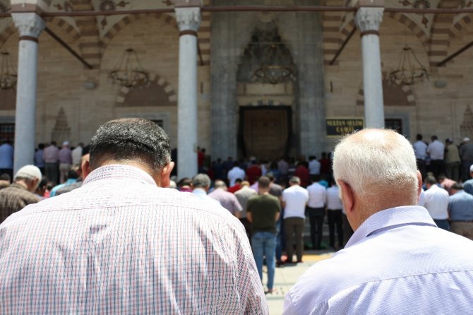 Ramazan’ın son cuma gününde camiler doldu taştı