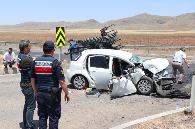 Traktör ile otomobilin çarpıştığı kazada genç kız kurtarılamadı