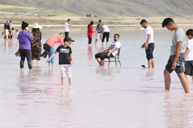 Tuz Gölü’nde çıplak ayakla yürüme turizmi sahilleri aratmıyor