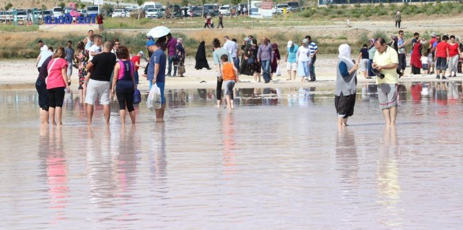 Tuz Gölü’nde çıplak ayakla yürüme turizmi sahilleri aratmıyor