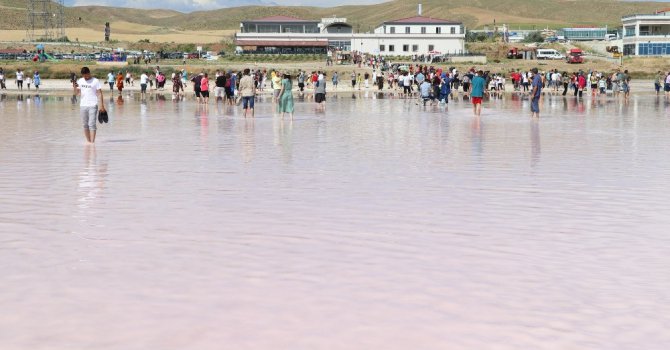 Tuz Gölü’nde çıplak ayakla yürüme turizmi sahilleri aratmıyor