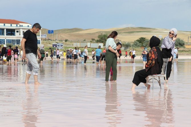 Tuz Gölü’nde çıplak ayakla yürüme turizmi sahilleri aratmıyor