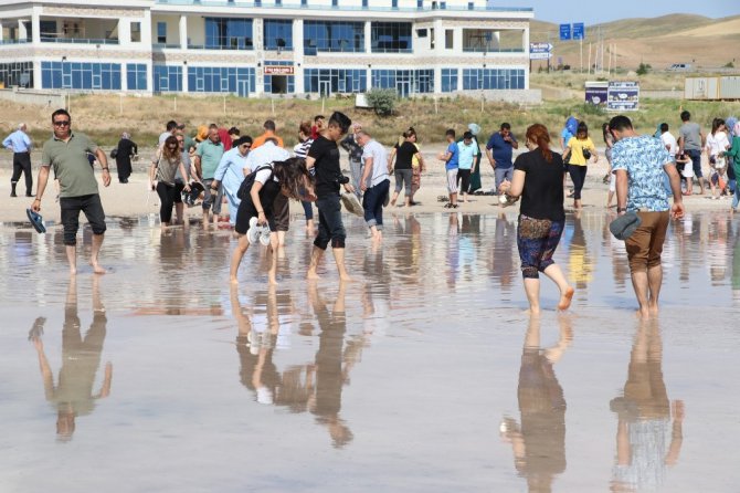 Tuz Gölü’nde çıplak ayakla yürüme turizmi sahilleri aratmıyor