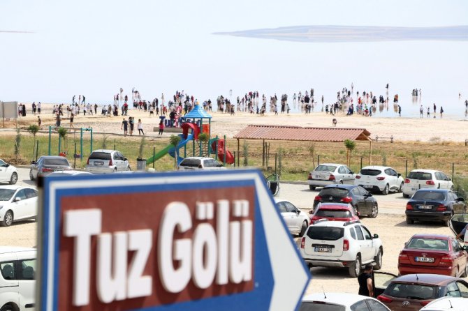 Tuz Gölü’nde çıplak ayakla yürüme turizmi sahilleri aratmıyor