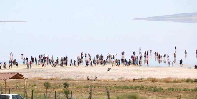 Tuz Gölü’nde çıplak ayakla yürüme turizmi sahilleri aratmıyor