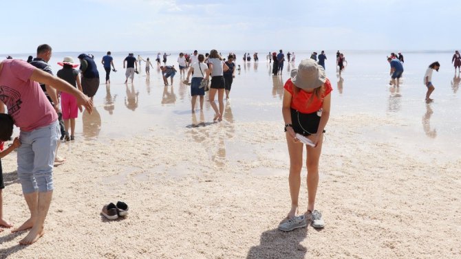 Tuz Gölü’nde çıplak ayakla yürüme turizmi sahilleri aratmıyor