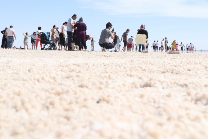 Tuz Gölü’nde çıplak ayakla yürüme turizmi sahilleri aratmıyor