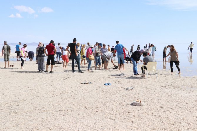 Tuz Gölü’nde çıplak ayakla yürüme turizmi sahilleri aratmıyor