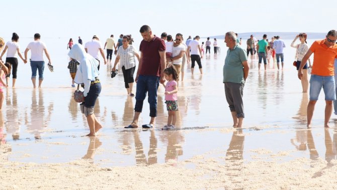 Tuz Gölü’nde çıplak ayakla yürüme turizmi sahilleri aratmıyor