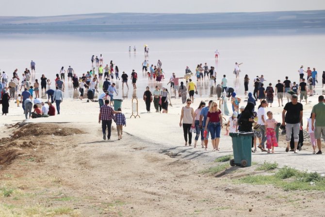 Tuz Gölü’nde çıplak ayakla yürüme turizmi sahilleri aratmıyor